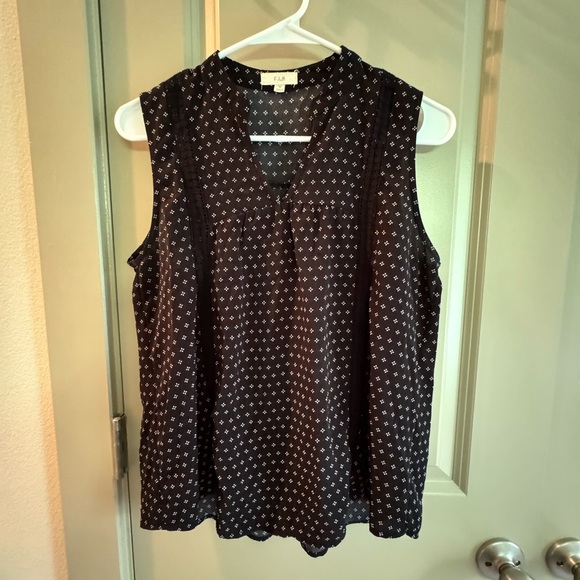 E&M Black & White Tank with tiny flowers and lace inlay - Picture 1 of 3